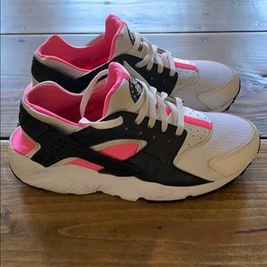 NikeAir Huarache Run Women7, 6Y, White/Black/Pink